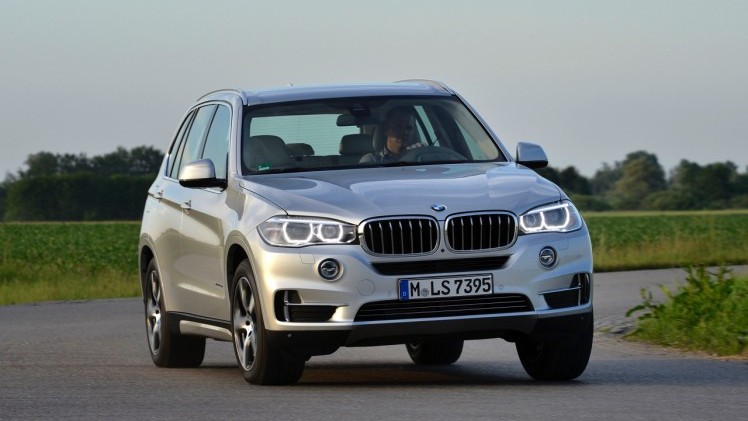 Autotest BMW X5 xDrive40e met eDrive plug-in hybride techniek. We reden de X5 met stekker voorafgaand aan de Nederlandse introductie op 31 oktober.