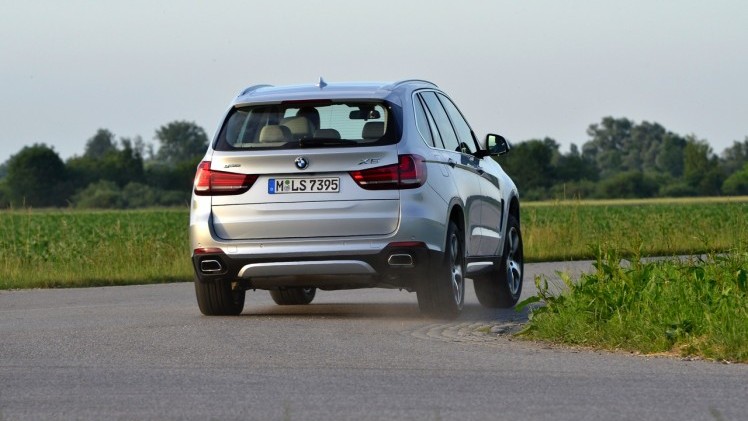 Autotest BMW X5 xDrive40e met eDrive plug-in hybride techniek. We reden de X5 met stekker voorafgaand aan de Nederlandse introductie op 31 oktober.