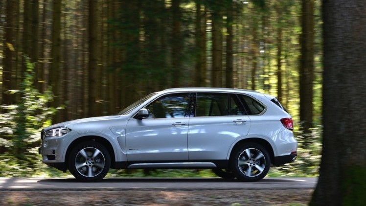 Autotest BMW X5 xDrive40e met eDrive plug-in hybride techniek. We reden de X5 met stekker voorafgaand aan de Nederlandse introductie op 31 oktober.