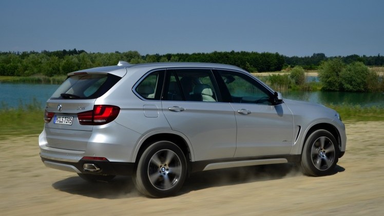 Autotest BMW X5 xDrive40e met eDrive plug-in hybride techniek. We reden de X5 met stekker voorafgaand aan de Nederlandse introductie op 31 oktober.