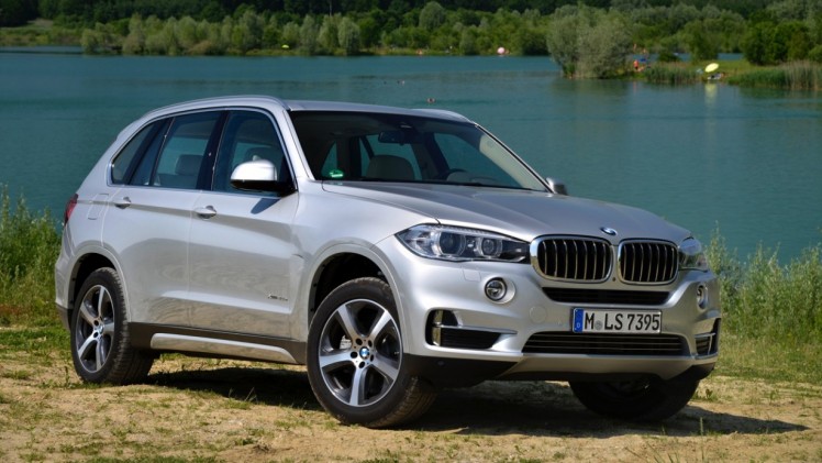 Autotest BMW X5 xDrive40e met eDrive plug-in hybride techniek. We reden de X5 met stekker voorafgaand aan de Nederlandse introductie op 31 oktober.