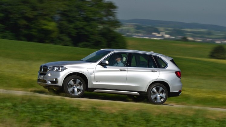Autotest BMW X5 xDrive40e met eDrive plug-in hybride techniek. We reden de X5 met stekker voorafgaand aan de Nederlandse introductie op 31 oktober.