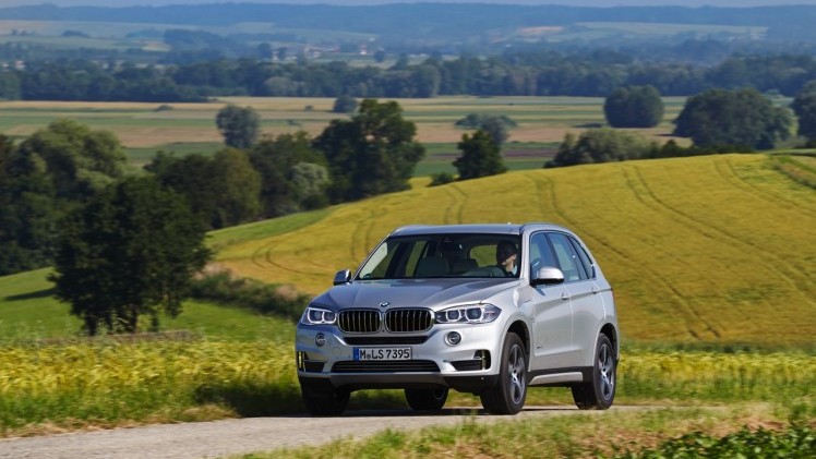 Autotest BMW X5 xDrive40e met eDrive plug-in hybride techniek. We reden de X5 met stekker voorafgaand aan de Nederlandse introductie op 31 oktober.