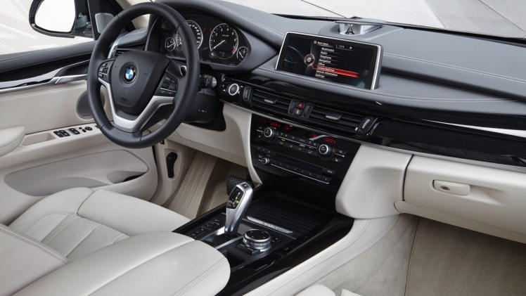 Autotest BMW X5 xDrive40e met eDrive plug-in hybride techniek. We reden de X5 met stekker voorafgaand aan de Nederlandse introductie op 31 oktober.