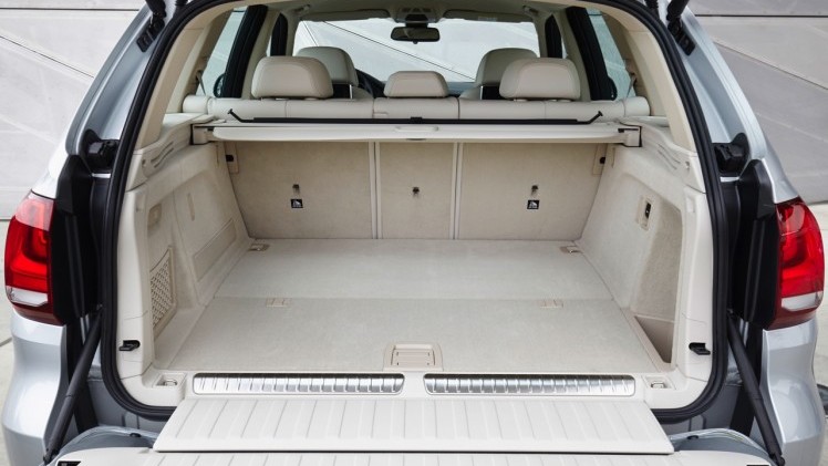 Autotest BMW X5 xDrive40e met eDrive plug-in hybride techniek. We reden de X5 met stekker voorafgaand aan de Nederlandse introductie op 31 oktober.