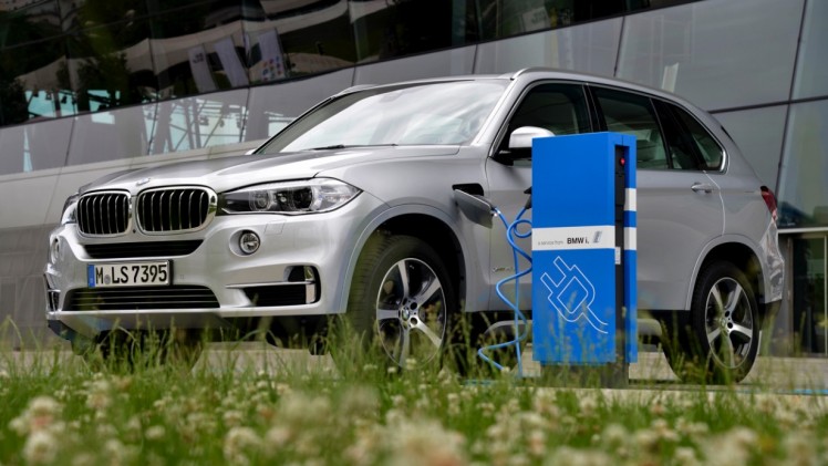 Autotest BMW X5 xDrive40e met eDrive plug-in hybride techniek. We reden de X5 met stekker voorafgaand aan de Nederlandse introductie op 31 oktober.