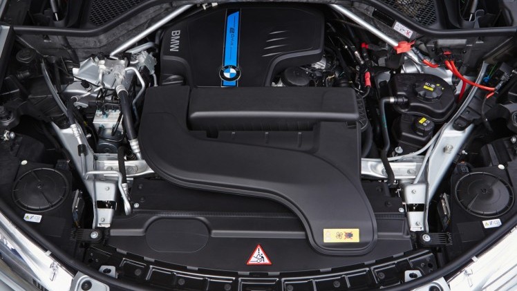 Autotest BMW X5 xDrive40e met eDrive plug-in hybride techniek. We reden de X5 met stekker voorafgaand aan de Nederlandse introductie op 31 oktober.