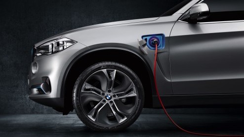 BMW X5 xDrive40e prijs bekend. X5 eDrive plug-in hybride te bestellen vanaf 79.900 euro, met 14% bijtelling.
