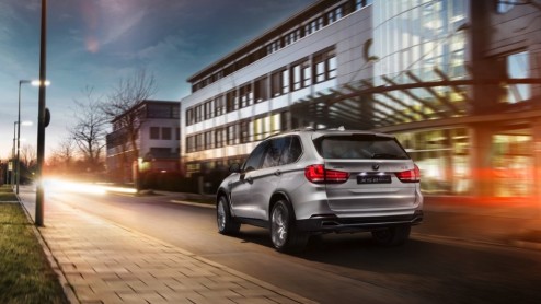 BMW X5 xDrive40e prijs bekend. X5 eDrive plug-in hybride te bestellen vanaf 79.900 euro, met 14% bijtelling.