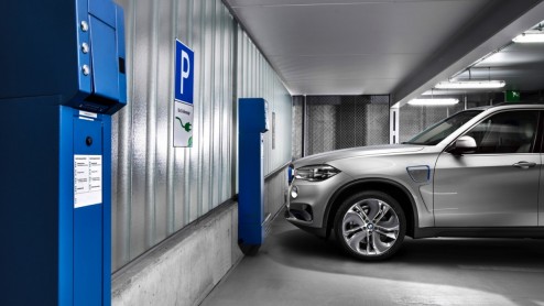 BMW X5 xDrive40e prijs bekend. X5 eDrive plug-in hybride te bestellen vanaf 79.900 euro, met 14% bijtelling.
