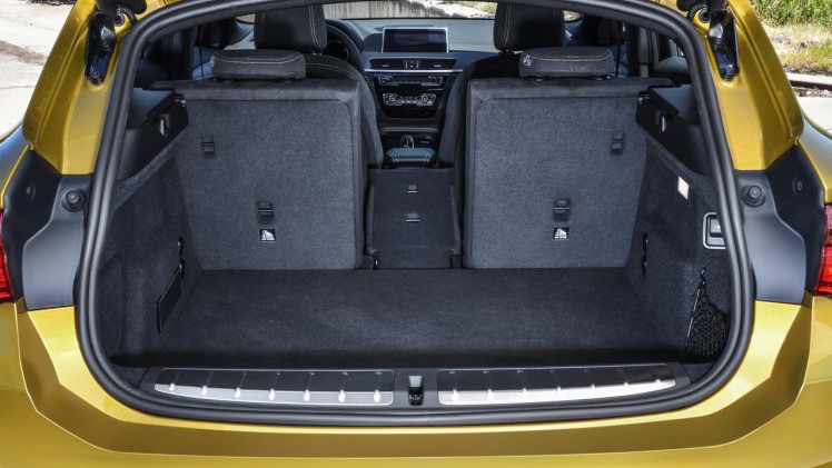 BMW heeft nog een gaatje gevonden tussen de X1 en X3 en plaatst daar de nieuwe X2 met een coupeachtige daklijn.