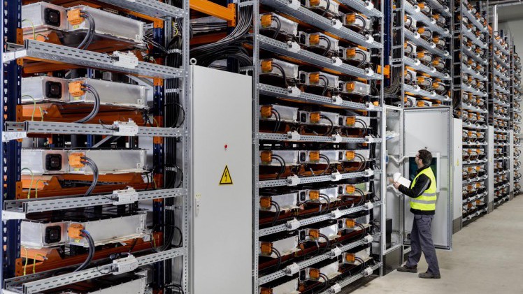 BMW heeft een oplossing voor afgedankte batterijen van de i3. Het merk slaat ze op in een loods bij de fabriek voor de eigen energieopslag.