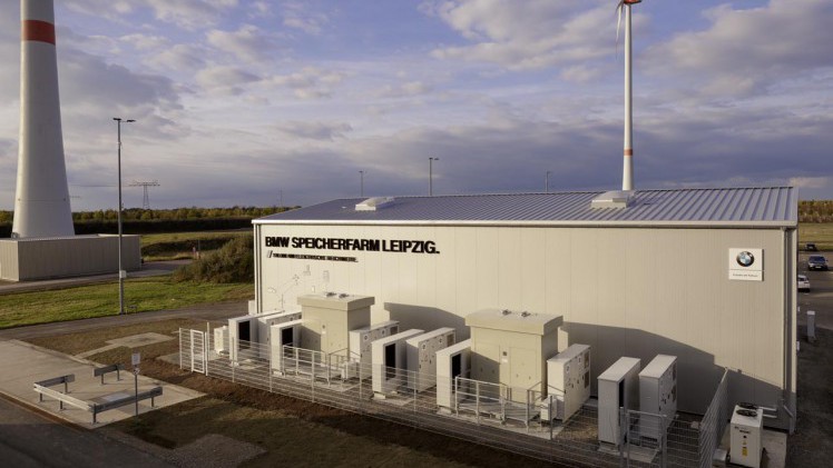 BMW heeft een oplossing voor afgedankte batterijen van de i3. Het merk slaat ze op in een loods bij de fabriek voor de eigen energieopslag.