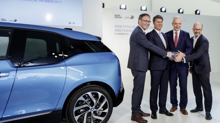 BMW heeft een oplossing voor afgedankte batterijen van de i3. Het merk slaat ze op in een loods bij de fabriek voor de eigen energieopslag.