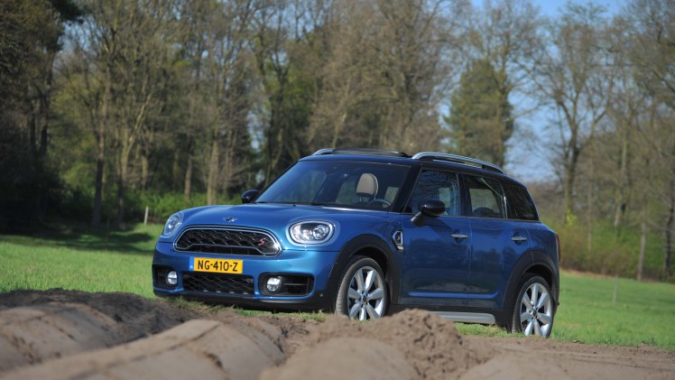 BMW verkoopt voor het eerst in een half jaar meer dan een 1 miljoen nieuwe auto's van het eigen merk, een groei met 5 procent.