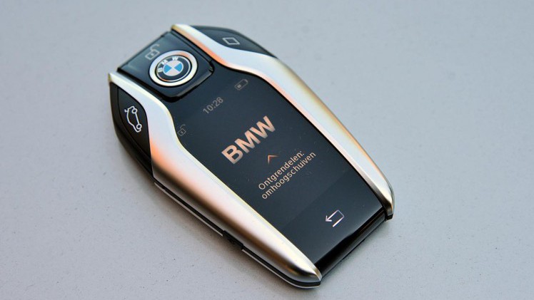 BMW heeft laten weten het einde in te luiden van de traditionele autosleutel.
