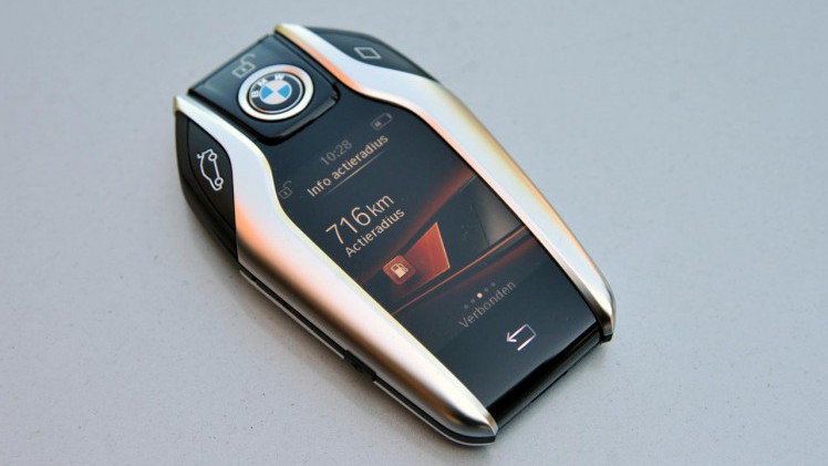 BMW heeft laten weten het einde in te luiden van de traditionele autosleutel.
