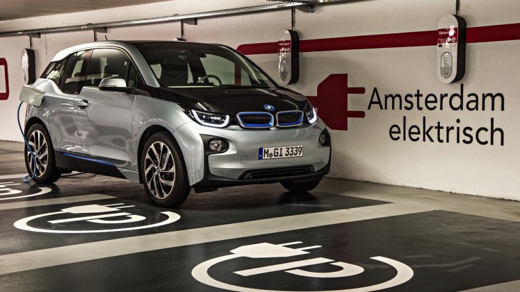 BMW i3 REX alleen in 2015 nog met 7% bijtelling. Daarom is hij er tijdelijk als Limited Black Edition en komt hij naar je toe tijdens I3 on tour.