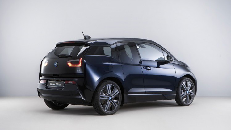 Exclusief voor Nederland presenteert BMW de i3 als Carbon Edition. De speciale uitvoering biedt een uitgebreide uitrusting, in combinatie met een exclusieve lakkleur.