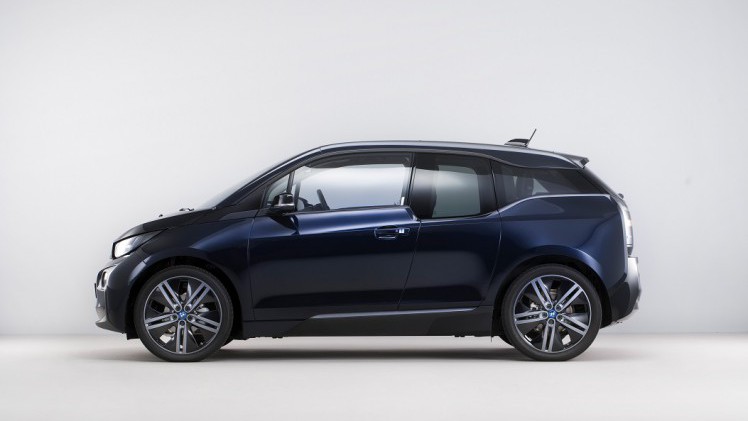 Exclusief voor Nederland presenteert BMW de i3 als Carbon Edition. De speciale uitvoering biedt een uitgebreide uitrusting, in combinatie met een exclusieve lakkleur.