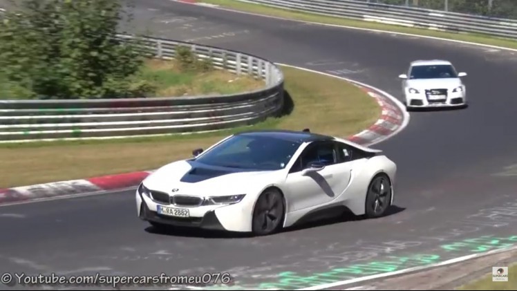 De BMW i8 Spyder komt eraan. In deze spyvideo zie je het rijdende bewijs!