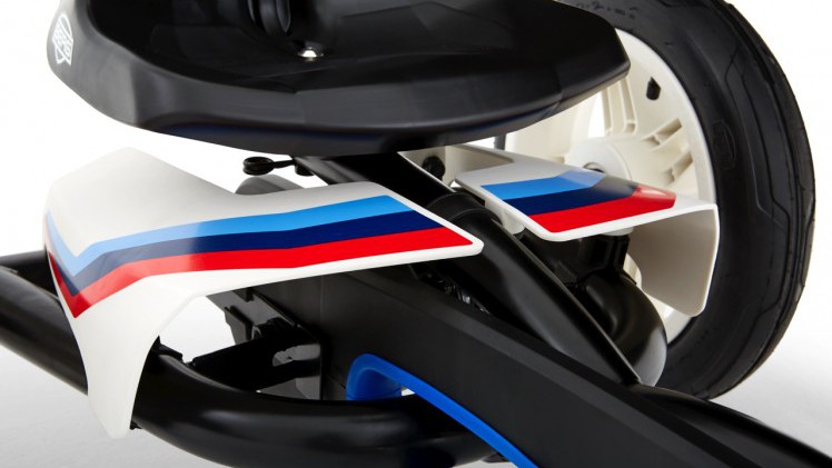 De BMW Street Racer vierwieler is de leukste trapauto voor jongens en meisjes van 3 tot 8 jaar.