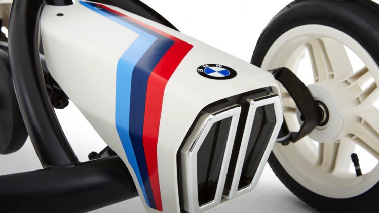 De BMW Street Racer vierwieler is de leukste trapauto voor jongens en meisjes van 3 tot 8 jaar.