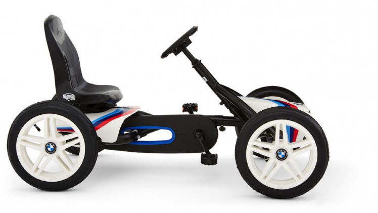 De BMW Street Racer vierwieler is de leukste trapauto voor jongens en meisjes van 3 tot 8 jaar.
