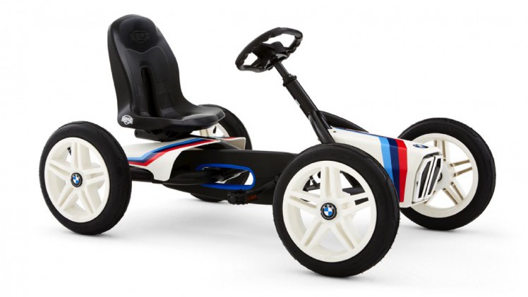 De BMW Street Racer vierwieler is de leukste trapauto voor jongens en meisjes van 3 tot 8 jaar.