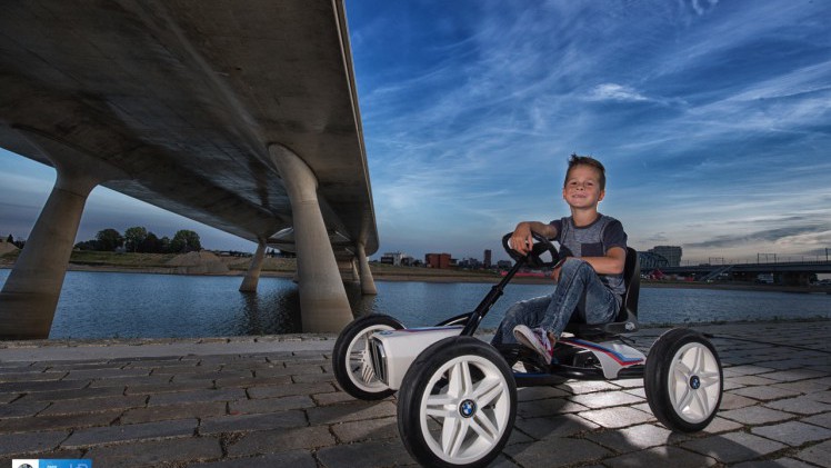 De BMW Street Racer vierwieler is de leukste trapauto voor jongens en meisjes van 3 tot 8 jaar.