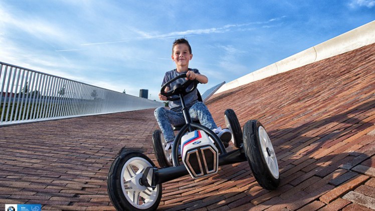 De BMW Street Racer vierwieler is de leukste trapauto voor jongens en meisjes van 3 tot 8 jaar.