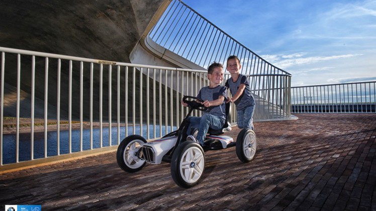 De BMW Street Racer vierwieler is de leukste trapauto voor jongens en meisjes van 3 tot 8 jaar.
