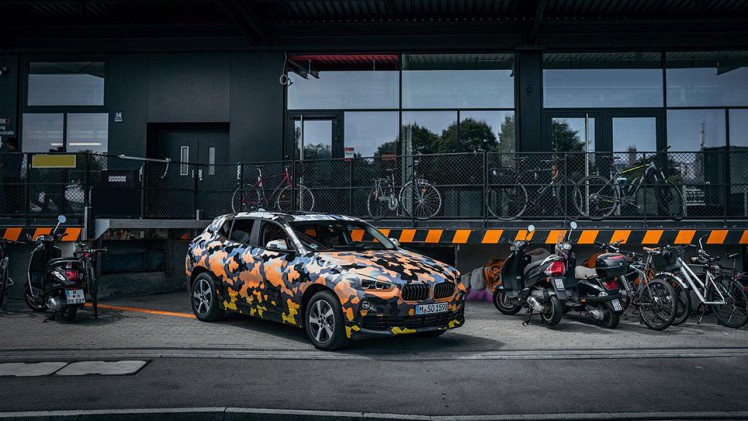 BMW onthult op de IAA definitief de X2. Vandaag geeft het merk foto's vrij van een gecamoufleerde variant als teaser.