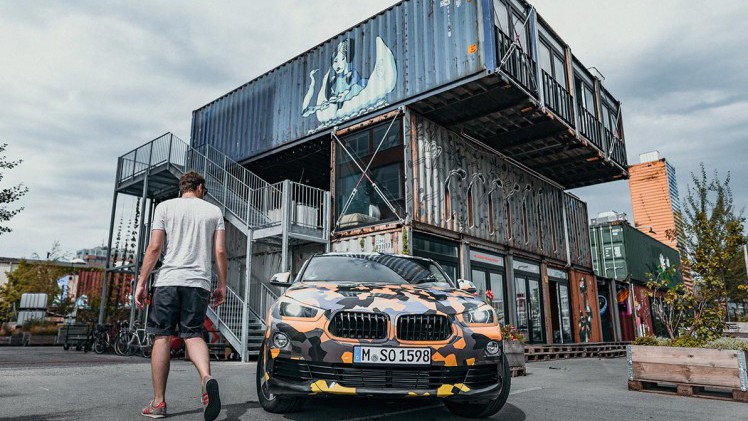 BMW onthult op de IAA definitief de X2. Vandaag geeft het merk foto's vrij van een gecamoufleerde variant als teaser.