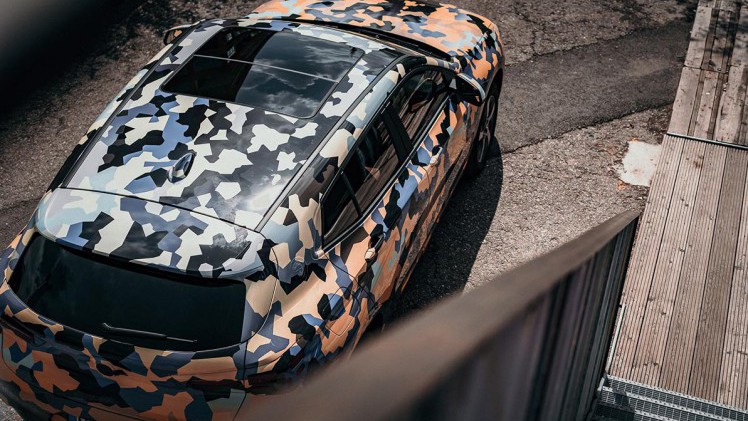 BMW onthult op de IAA definitief de X2. Vandaag geeft het merk foto's vrij van een gecamoufleerde variant als teaser.