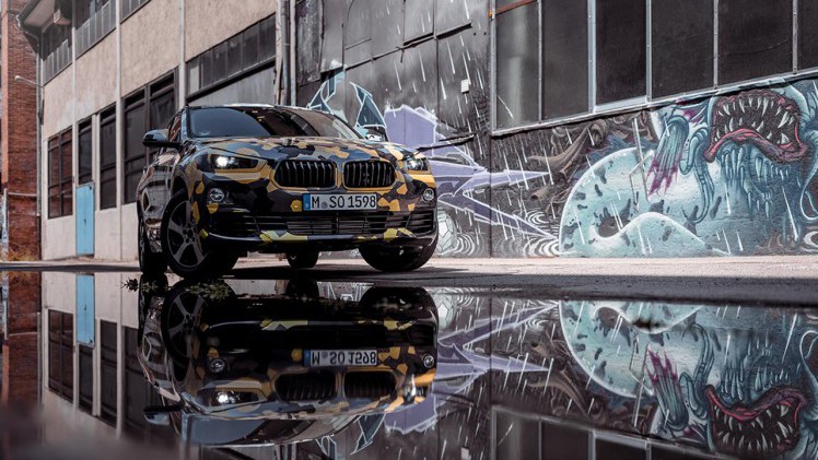 BMW onthult op de IAA definitief de X2. Vandaag geeft het merk foto's vrij van een gecamoufleerde variant als teaser.