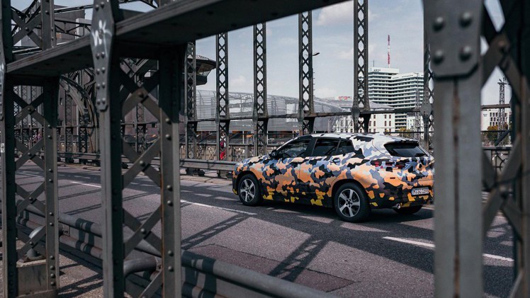 BMW onthult op de IAA definitief de X2. Vandaag geeft het merk foto's vrij van een gecamoufleerde variant als teaser.