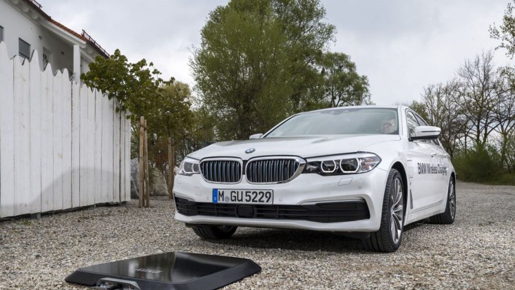 Vanaf 2018 is het mogelijk een plug-in hybride van BMW via inductie op te laden.