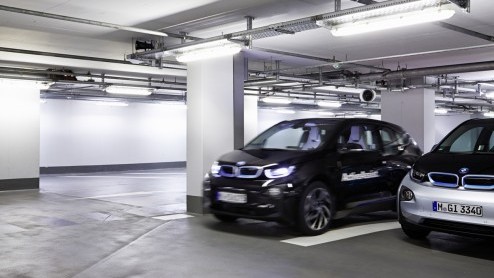 BMW laat auto zelf parkeerplek opzoeken met Remote Valet Parking Assistant.