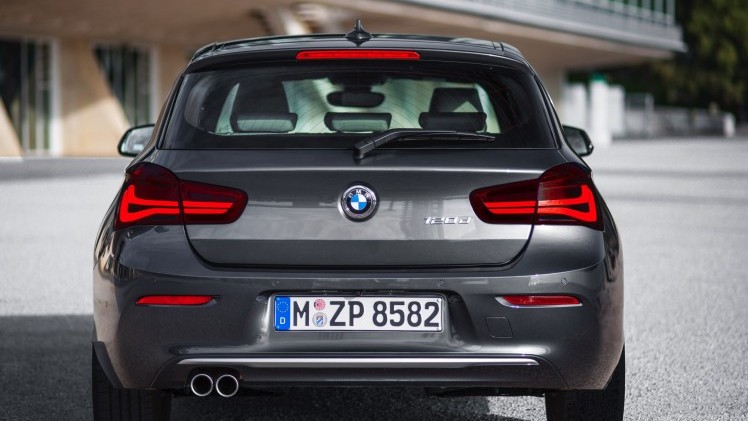 De vernieuwde BMW 1 Serie krijgt meer standaarduitrusting en een strakker uiterlijk, maar de vanafprijs daalt. De 1 Serie begint voortaan vanaf 24.900 euro.