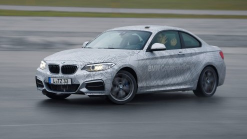 BMW op Consumer Electronics Show in Las Vegas met drifthulp, ondersteuning smartwatch en nieuwe inparkeerhulp.