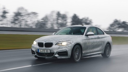 BMW op Consumer Electronics Show in Las Vegas met drifthulp, ondersteuning smartwatch en nieuwe inparkeerhulp.