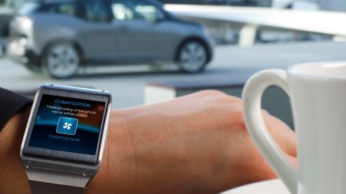 BMW op Consumer Electronics Show in Las Vegas met drifthulp, ondersteuning smartwatch en nieuwe inparkeerhulp.