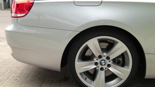 BMW zet met deze eerste cabriolet met stalen vouwdak een bijzondere auto in de markt. De kennis van vier generaties cabriolets is nu samengebracht in deze versie, die een hoop rijplezier geeft en zeer