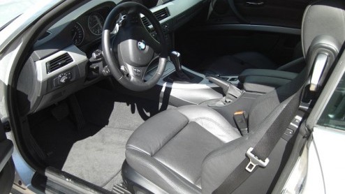 BMW zet met deze eerste cabriolet met stalen vouwdak een bijzondere auto in de markt. De kennis van vier generaties cabriolets is nu samengebracht in deze versie, die een hoop rijplezier geeft en zeer