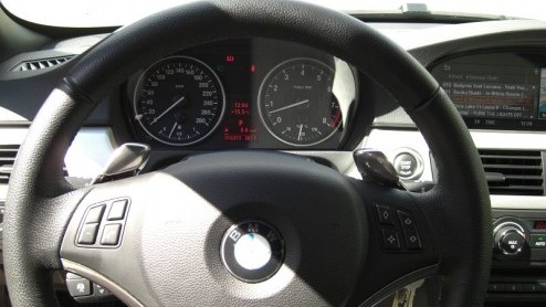 BMW zet met deze eerste cabriolet met stalen vouwdak een bijzondere auto in de markt. De kennis van vier generaties cabriolets is nu samengebracht in deze versie, die een hoop rijplezier geeft en zeer