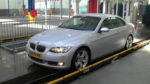 BMW zet met deze eerste cabriolet met stalen vouwdak een bijzondere auto in de markt. De kennis van vier generaties cabriolets is nu samengebracht in deze versie, die een hoop rijplezier geeft en zeer