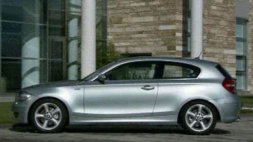 Het heeft even geduurd, maar hij is er dan eindelijk, de driedeurs uitvoering van de BMW 1-serie. BMW heeft er gelijk maar een facelift tegenaan gegooid.