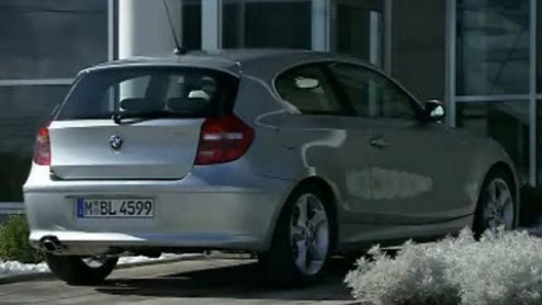 Het heeft even geduurd, maar hij is er dan eindelijk, de driedeurs uitvoering van de BMW 1-serie. BMW heeft er gelijk maar een facelift tegenaan gegooid.