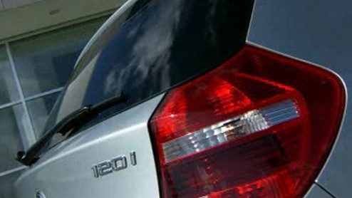 Het heeft even geduurd, maar hij is er dan eindelijk, de driedeurs uitvoering van de BMW 1-serie. BMW heeft er gelijk maar een facelift tegenaan gegooid.
